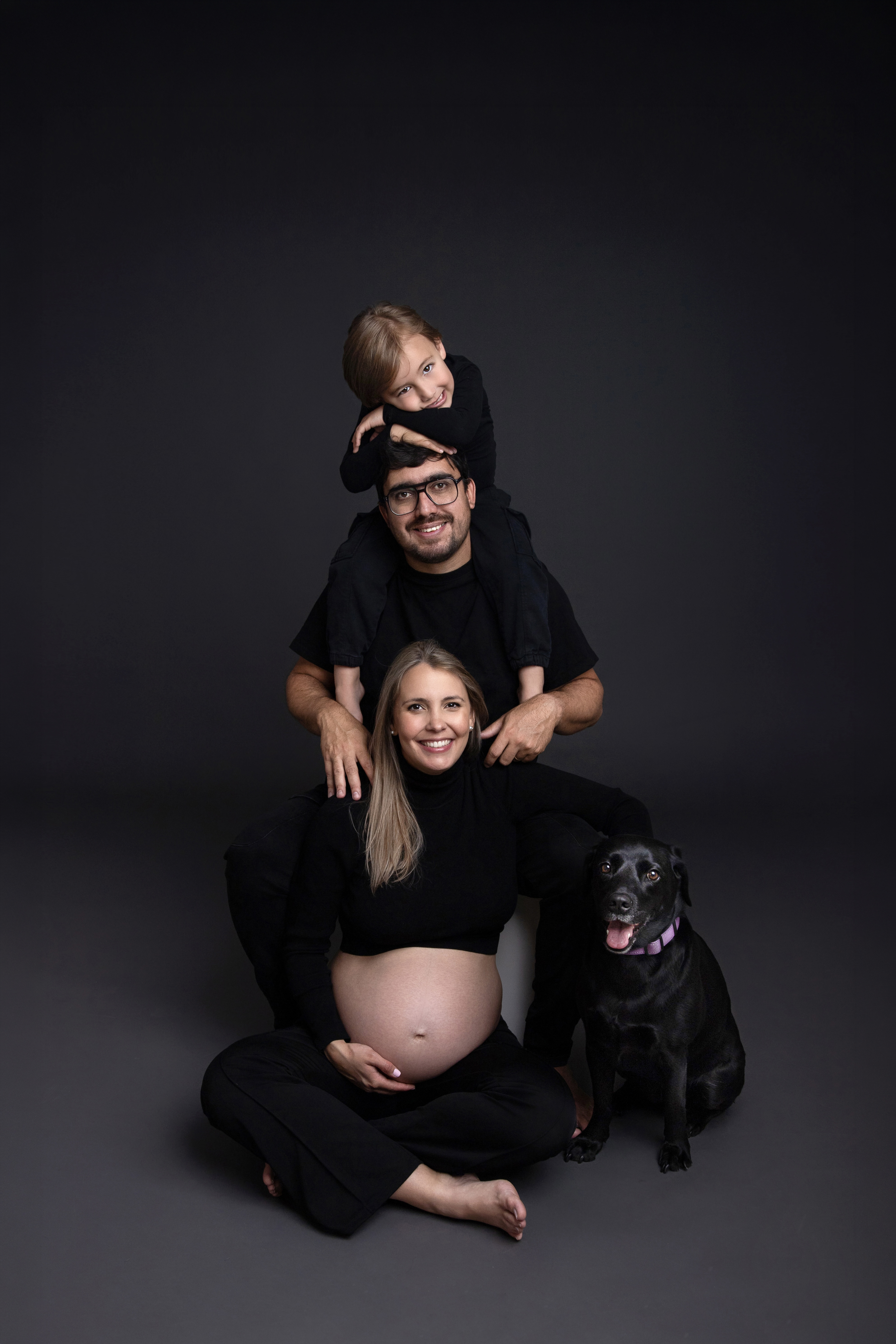 Familia esperando un bebé en exterior, campo otoñal