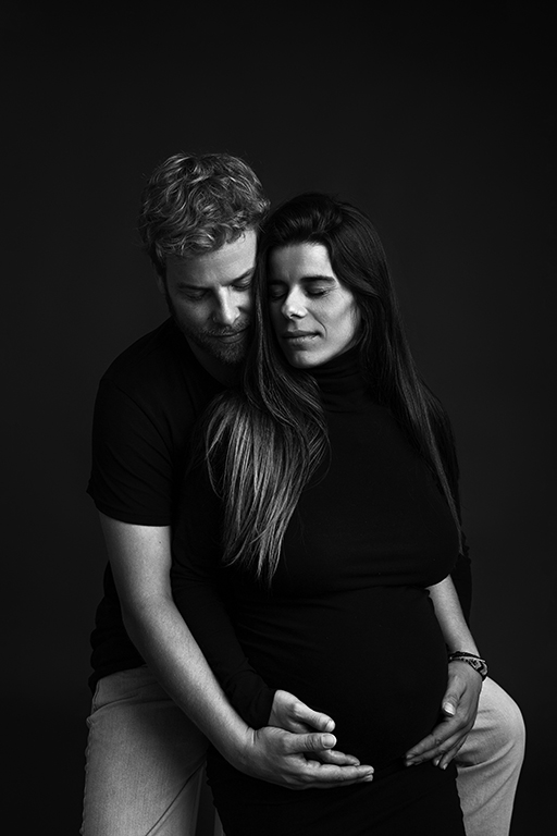 Pareja esperando un bebé, retrato en blanco y negro