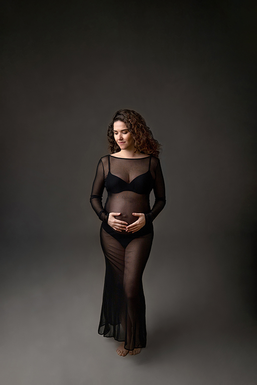 Premamá con vestido transparente en estudio