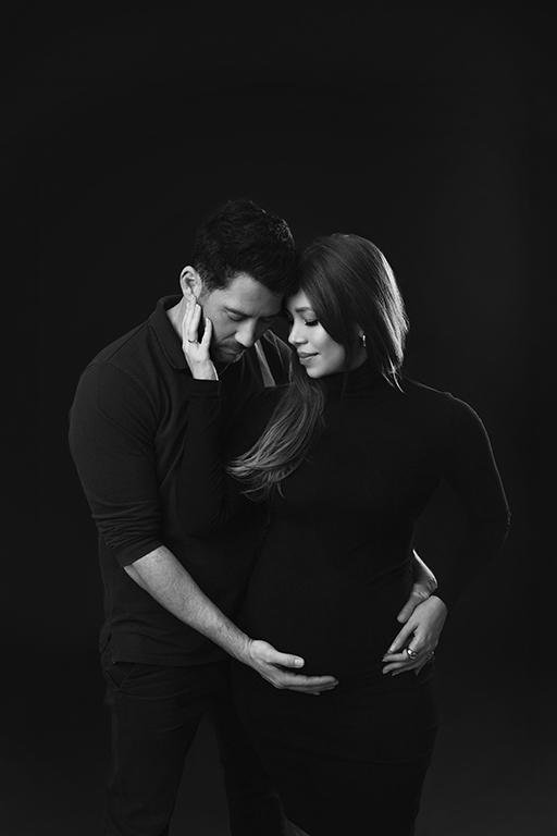 Pareja esperando un bebé, retrato en blanco y negro