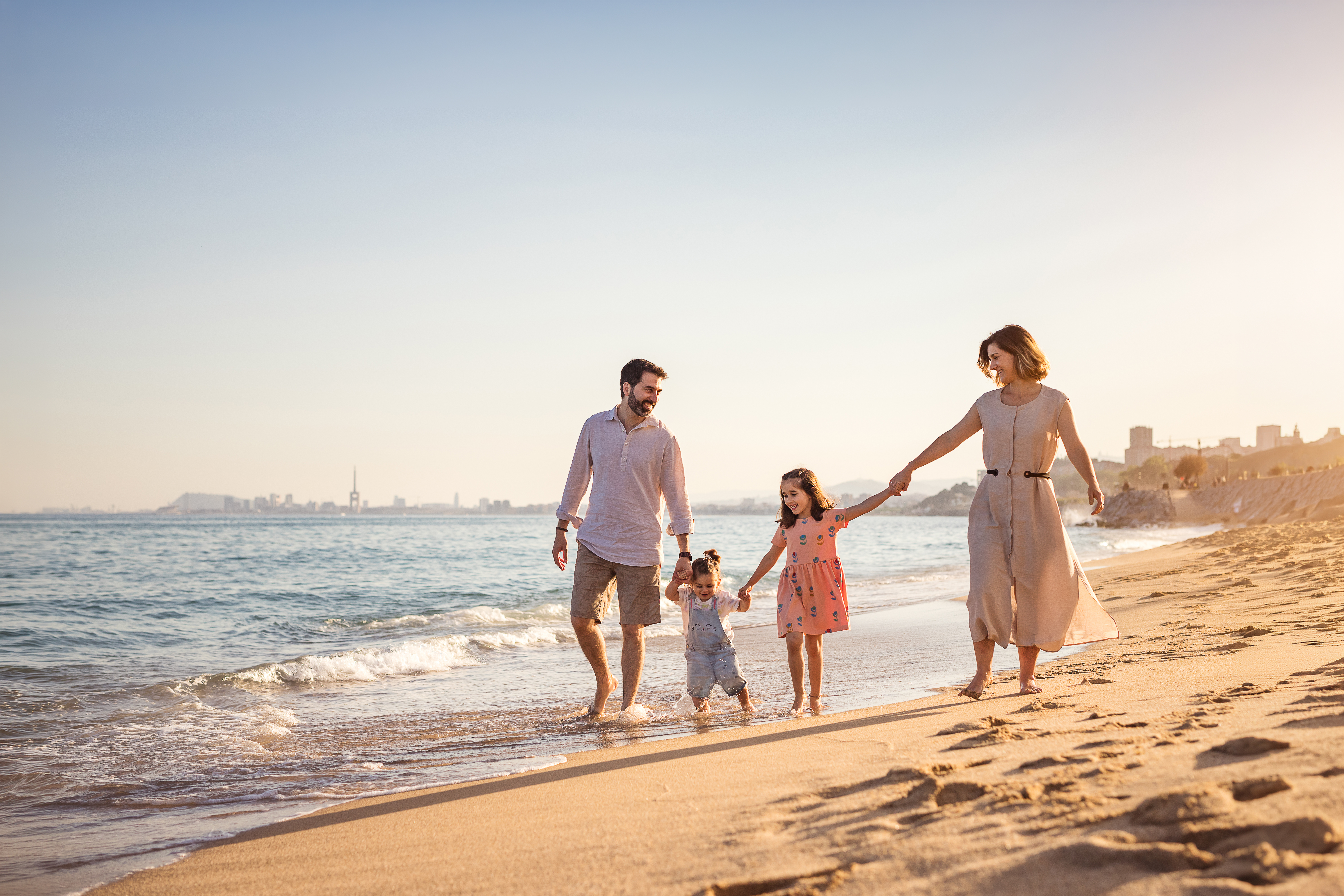 Familia caminando en exterior, playa