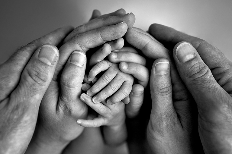 Tres generaciones de manos · Claudia Nassisi Fotografía