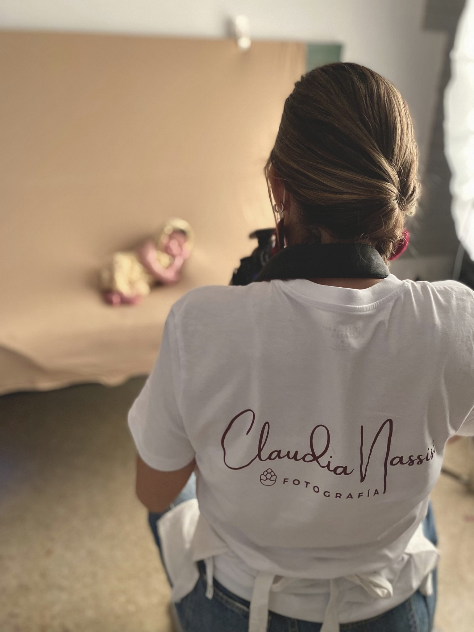 Claudia Nassisi fotografiando en su estudio de El Masnou