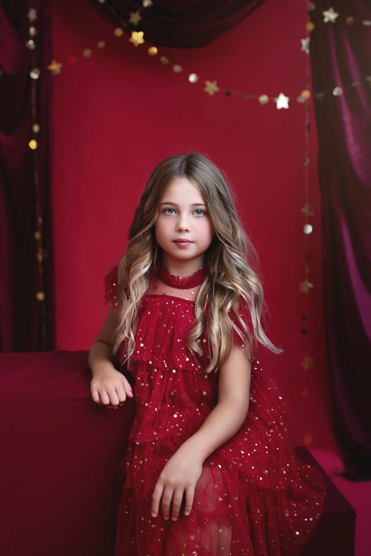 Retrato de Navidad en el decorado rojo